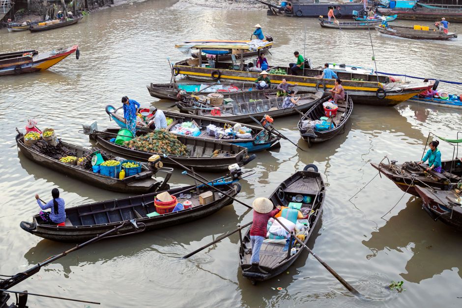 Vibrant scene of vendors at a floating market in Cần Thơ, Vietnam's Mekong Delta. (photo by Văn Long Bùi on Pexels)