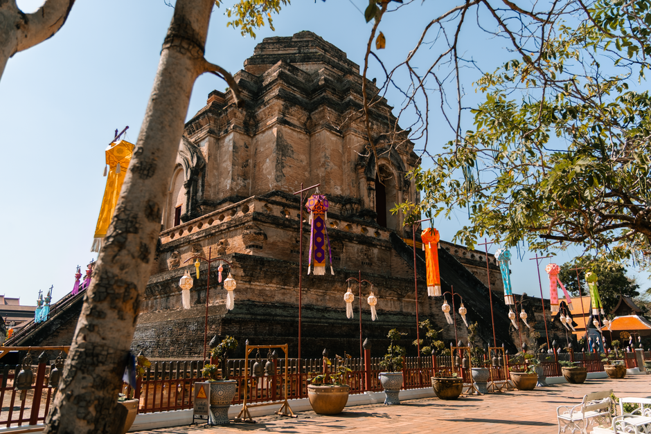 Discover the historical beauty of Wat Chedi Luang, a prominent temple in Chiang Mai, Thailand. (photo by Guillaume Meurice on Pexels)