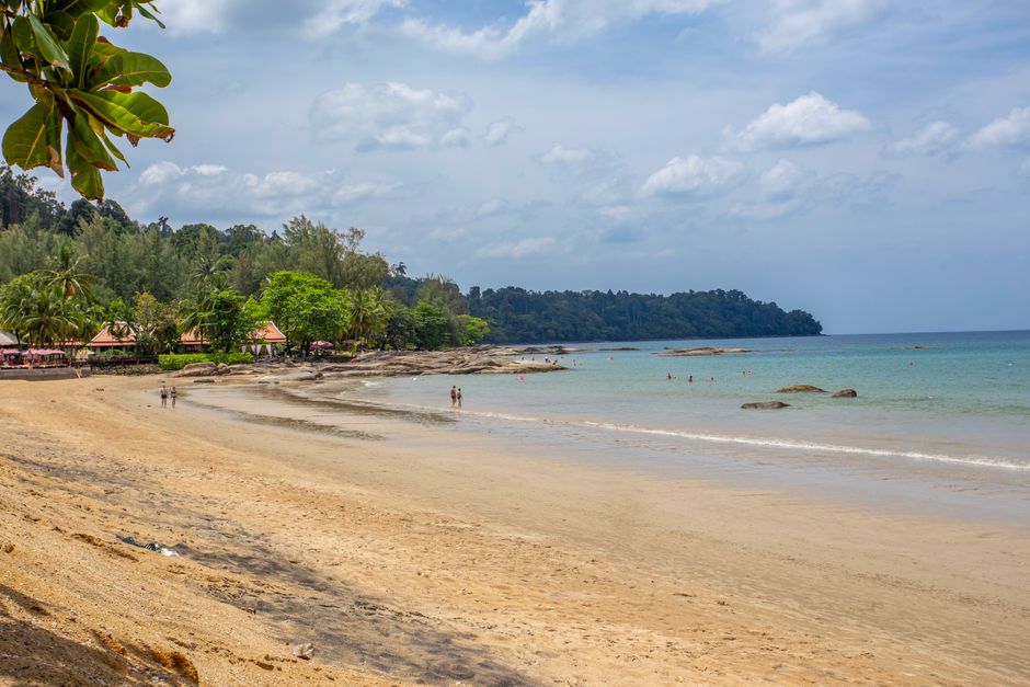 Discover serenity on a tropical beach in Khao Lak, Thailand, perfect for a relaxing vacation. (photo by Erik Karits on Pexels)
