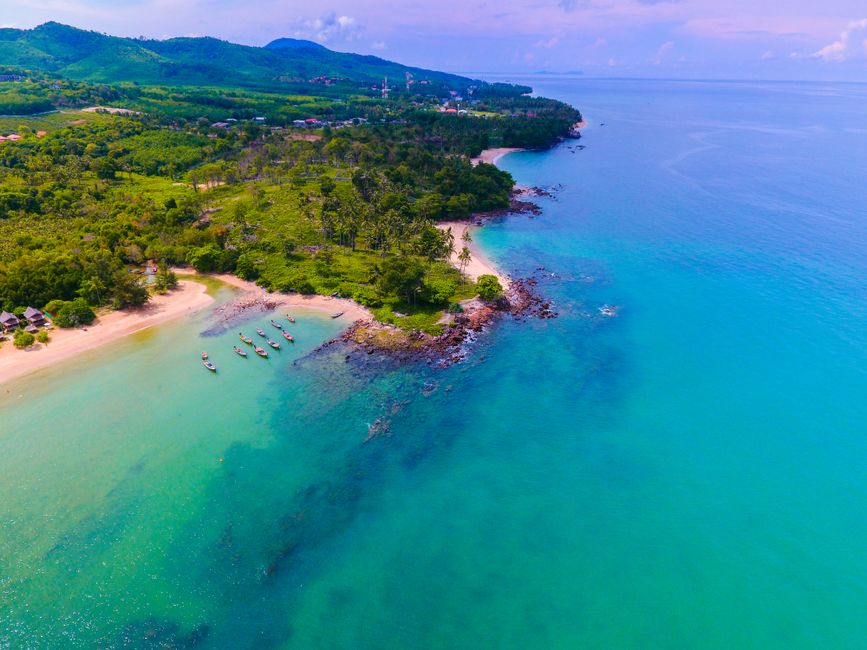 Stunning aerial view of a tropical beach and lush green landscape in Koh Lanta, Thailand. (photo by Humphrey Muleba on Pexels)