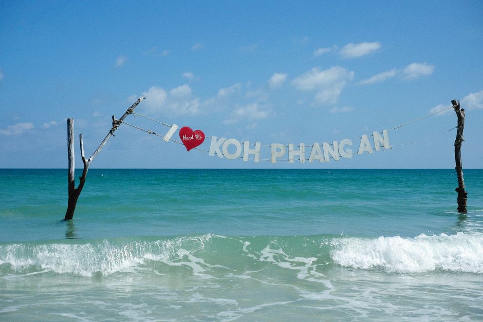 Beautiful seascape of Koh Phangan with ocean waves and a welcoming sign, perfect for travel promos. (photo by Alexey Demidov on Pexels)