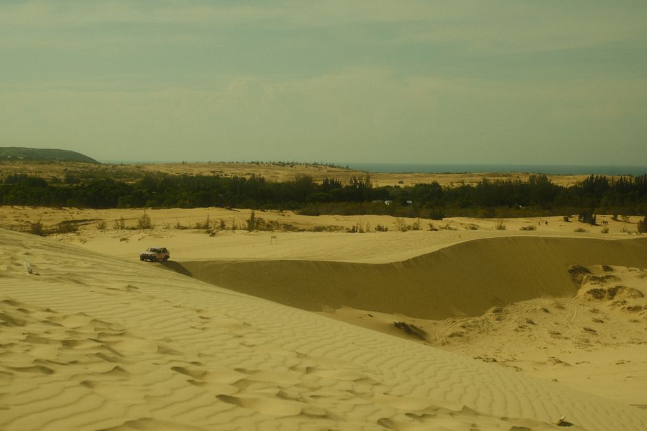 A scenic view of the vast sand dunes in Mui Ne, Vietnam under a bright sky. (photo by Ngoc Nguyen on Pexels)