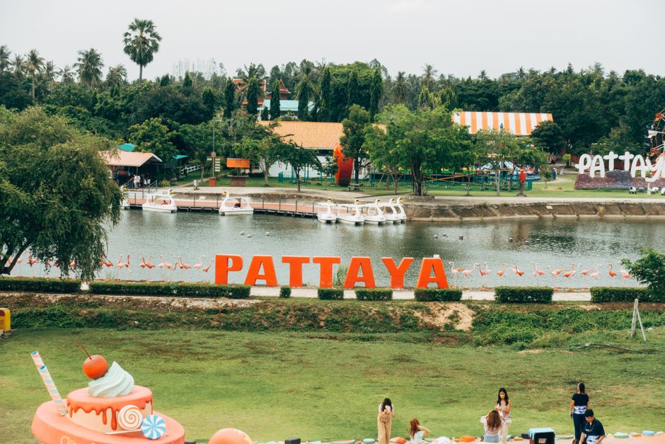 A vibrant scene in Pattaya, Thailand with a lake, iconic sign, and colorful decorations. (photo by Markus Winkler on Pexels)