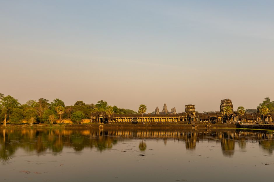 4000 Islands to Siem Reap: Bus and Border Crossing Guide (2026) Majestic Angkor Wat temple reflecting in calm waters at sunrise, showcasing ancient architecture. (photo by Serg Alesenko on Pexels)