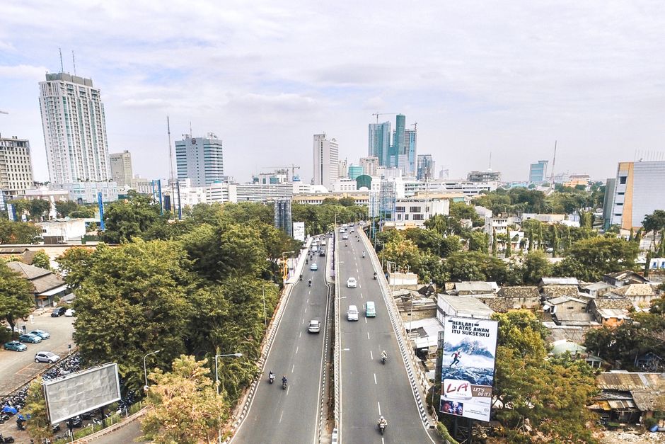 Aerial shot of Surabaya cityscape showcasing roads, buildings, and greenery. (photo by Andy Pinaria on Pexels)
